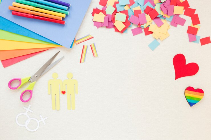Foto gratuito iconos de parejas homosexuales con corazones y arco iris de papel.