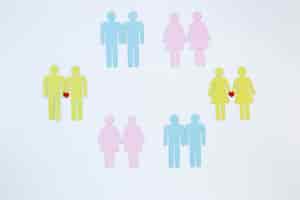 Foto gratuita iconos de parejas homosexuales en mesa