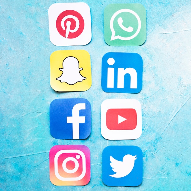 Foto gratuita iconos de redes sociales dispuestos en una fila sobre fondo azul