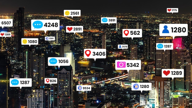 Los iconos de las redes sociales vuelan sobre el centro de la ciudad mostrando la conexión de participación de las personas Foto Premium 
