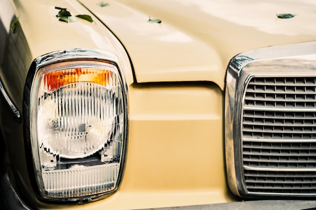 Foto gratuita idea de enfoque selectivo de detalles de automóviles antiguos de faros de automóviles antiguos para interiores o artículos