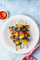 Foto gratuita idea de receta de brochetas de verduras a la parrilla veganas