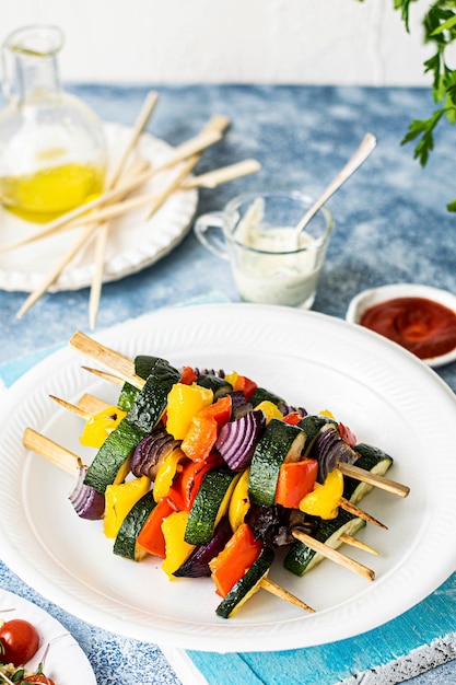 Foto gratuita idea de receta de brochetas de verduras a la parrilla veganas