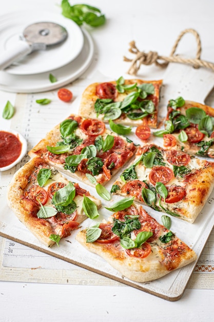 Foto gratuita idea de receta de comida de pizza casera fresca