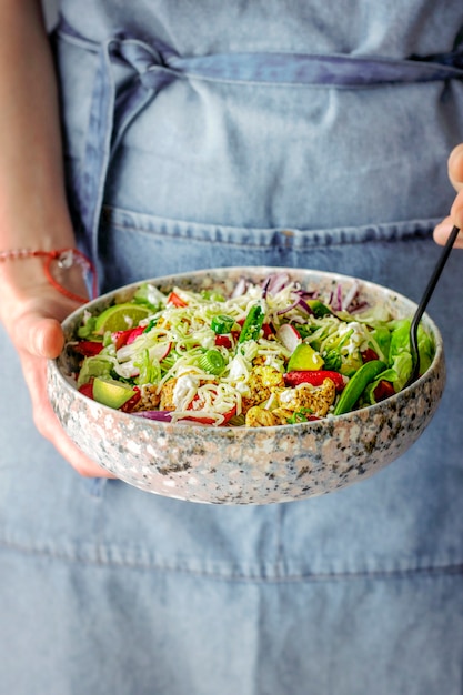 Idea de receta de ensalada casera de pollo y verduras