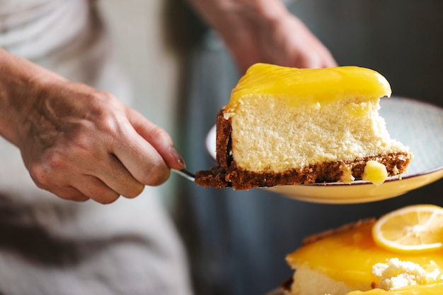 Idea de receta de fotografía de comida casera de tarta de queso con limón