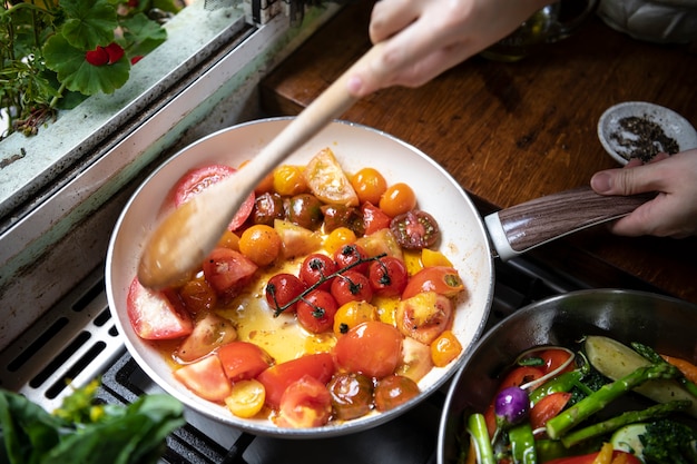 Foto gratuita idea de receta de fotografía de comida de salsa de tomate fresco