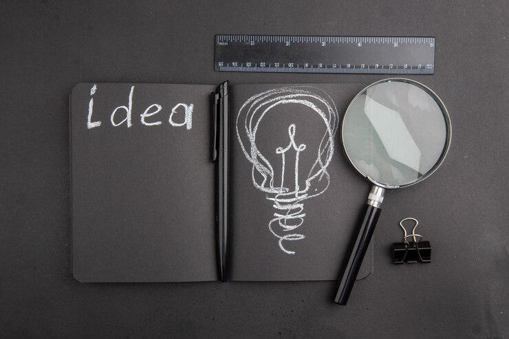 Foto gratuito la idea de la vista superior escrita en un cuaderno negro clip de encuadernación lupa regla pluma en la oscuridad