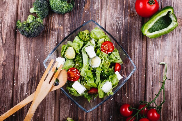 Ideas para el almuerzo o la cena. Ensalada fresca de verdor, aguacate, pimiento verde, tomates cherry.