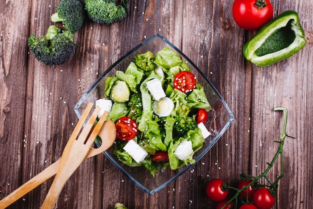 Ideas para el almuerzo o la cena. Ensalada fresca de verdor, aguacate, pimiento verde, tomates cherry.