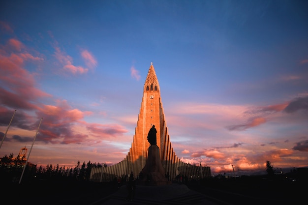 Foto gratuita iglesia al atardecer