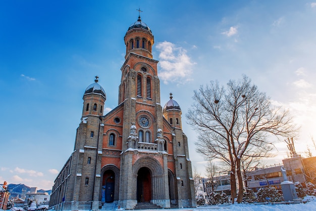 Foto gratuita la iglesia de la aldea de jeonju hanok en invierno, corea del sur