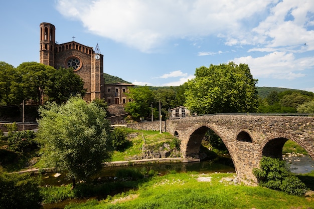 Foto gratuita iglesia antigua y puente medieval