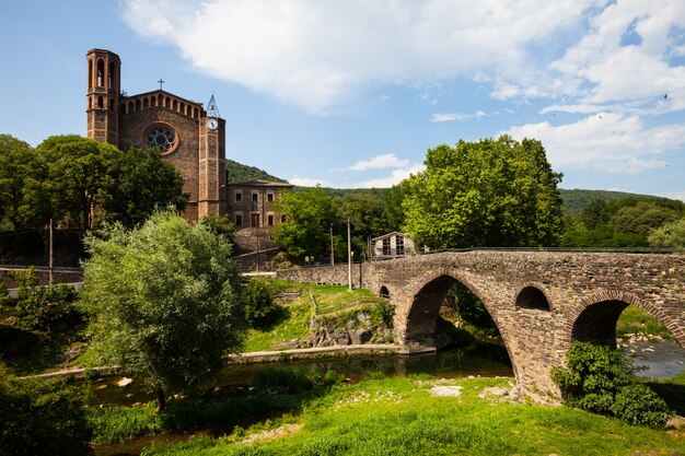 Iglesia antigua y puente medieval