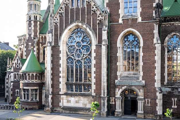 Iglesia antigua con vidrieras y ventanas parte del edificio