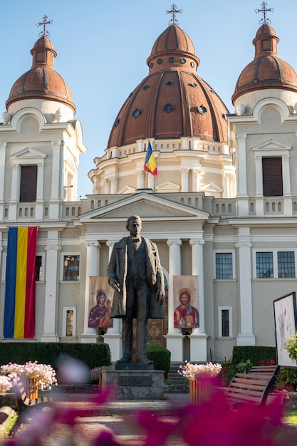 Foto gratuita iglesia de la anunciación y estatua de emil dandea de targu mures rumania