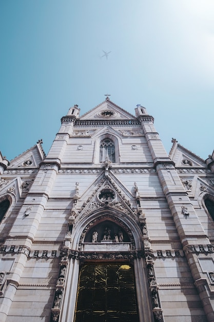 Iglesia blanca y marrón bajo un cielo azul y blanco