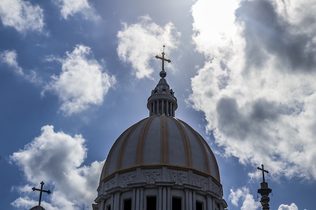 Iglesia católica con las nubes en el fondo