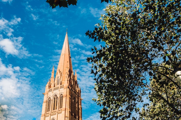 Iglesia y cielo azul en Melbourne