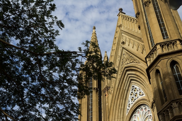 Iglesia con un cielo en el fondo