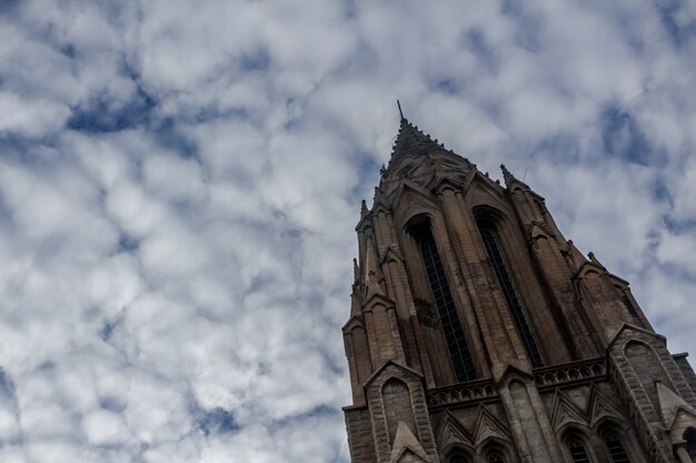 Iglesia con un cielo en el fondo