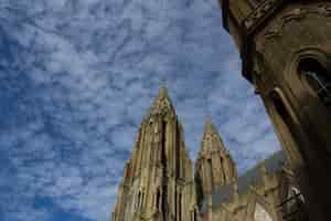 Foto gratuita iglesia con un cielo en el fondo