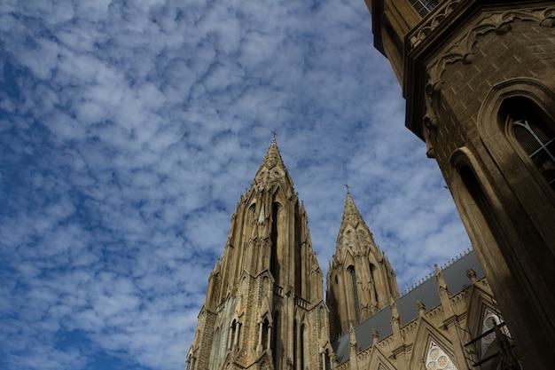 Iglesia con un cielo en el fondo