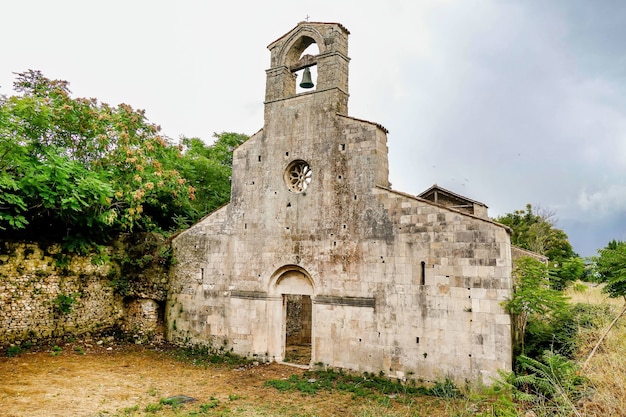 Iglesia cristiana rodeada de árboles en Bussi, Italia
