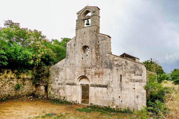 Iglesia cristiana rodeada de árboles en Bussi, Italia
