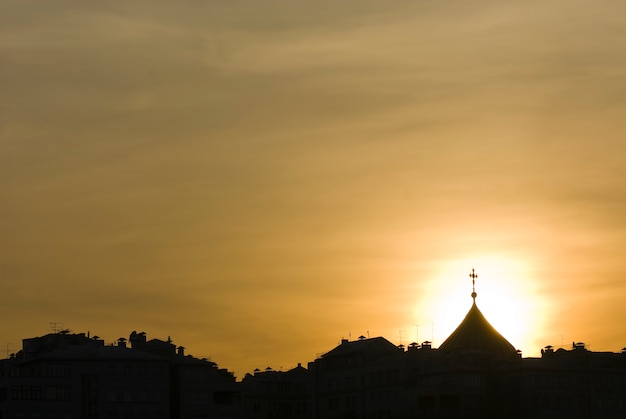 Iglesia cúpula en la luz del atardecer