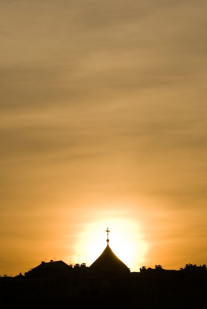 Foto gratuita iglesia cúpula en la puesta de sol