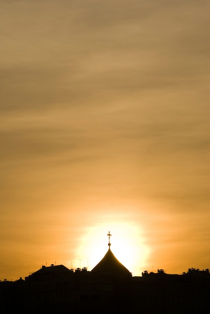 Iglesia cúpula en la puesta de sol