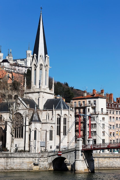 Iglesia en Lyon cerca del río