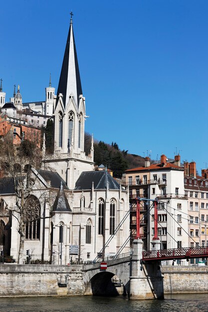 Iglesia en Lyon cerca del río