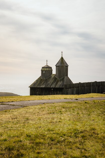 Iglesia de madera en campo