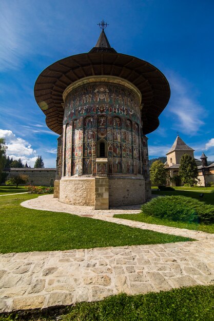 La iglesia del monasterio de Sucevita en Bucovina, Rumania