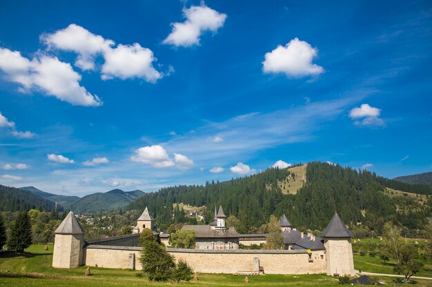 La iglesia del monasterio de Sucevita en Bucovina, Rumania