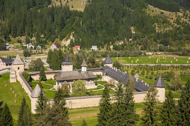 La iglesia del monasterio de Sucevita en Bucovina, Rumania