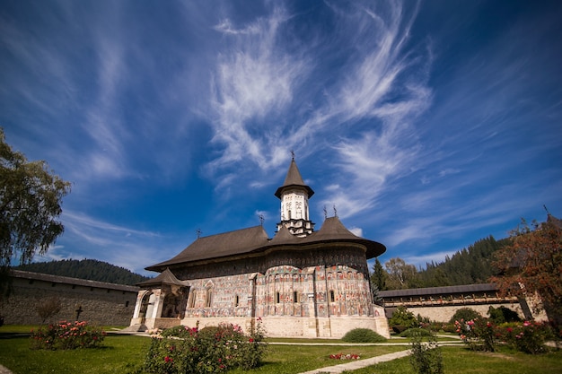 Foto gratuita la iglesia del monasterio de sucevita en bucovina, rumania