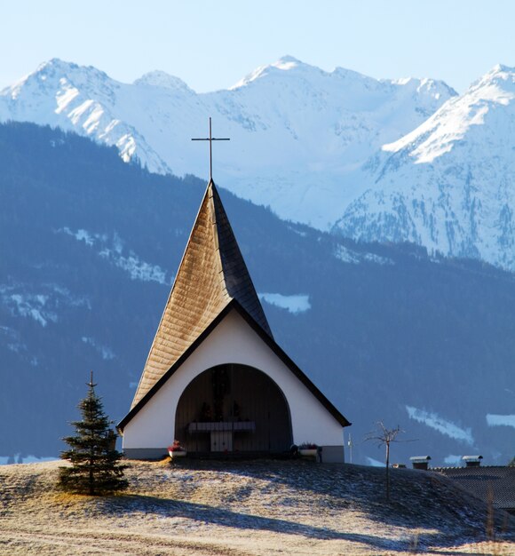 Foto gratuita iglesia con montañas de fondo