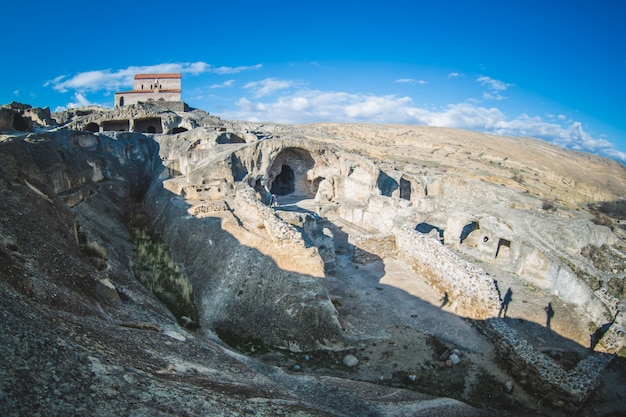 Iglesia ortodoxa antigua en la antigua ciudad de la cueva Uplistsikhe, Georgia