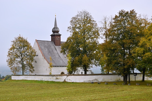 &quot;Iglesia en pequeño bosque otoñal&quot;