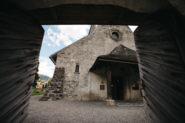 Foto gratuita iglesia de piedra de antaño en suiza