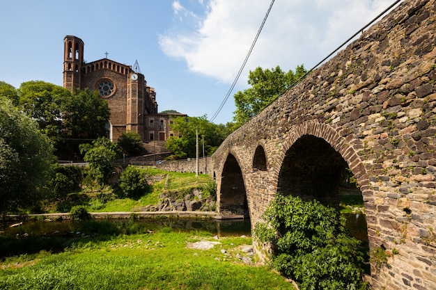 iglesia y puente medieval en Sant Joan les Fonts