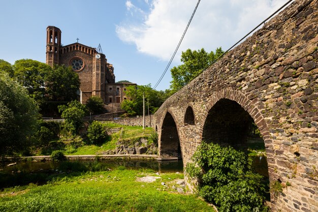 iglesia y puente medieval en Sant Joan les Fonts