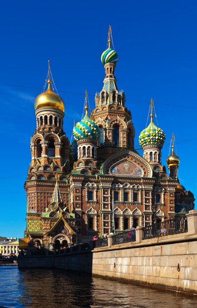 Iglesia del Salvador sobre la Sangre en verano