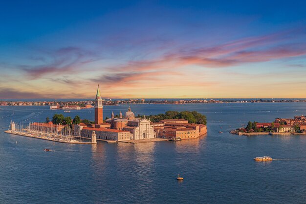 Iglesia de San Giorgio Maggiore rodeada de canales durante la puesta de sol en Venecia, Italia