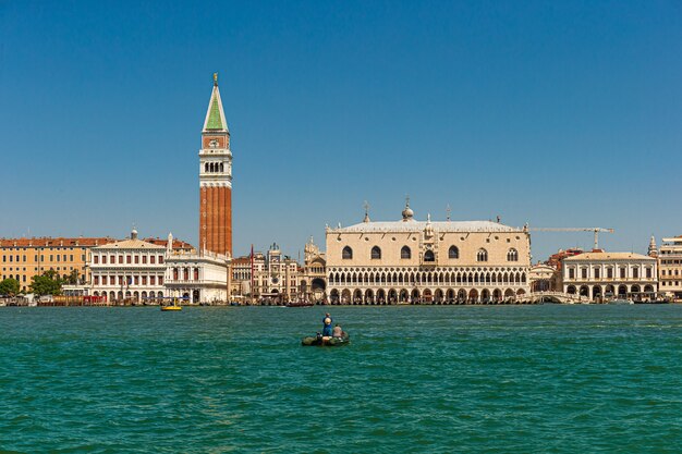 Iglesia de San Giorgio Maggiore rodeada de edificios y canales en Venecia, Italia