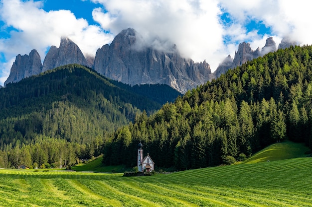 Iglesia de Santa Magdalena, Valle de Villnoss, Tirol del Sur, Italia con Dolomitas del Grupo Puez Geisler