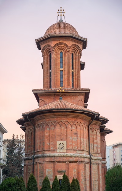 Iglesia sobre un fondo de puesta de sol